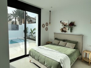 3 habitaciones, tabla de planchar con plancha, wifi y ropa de cama 