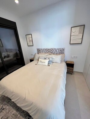3 habitaciones, tabla de planchar con plancha, wifi y ropa de cama 
