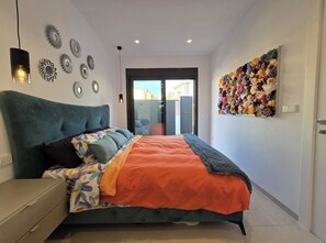 3 habitaciones, tabla de planchar con plancha, wifi y ropa de cama 