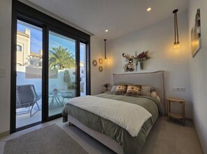 3 habitaciones, tabla de planchar con plancha, wifi y ropa de cama 