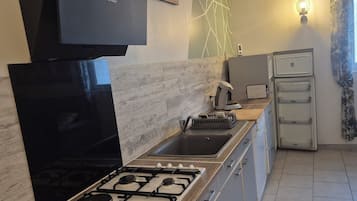 Refrigerador, microondas, horno y parrilla de estufa