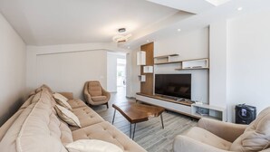 House - Rooftop Apartment With Private Pool (Golem)