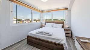 House - Rooftop Apartment With Private Pool (Golem)