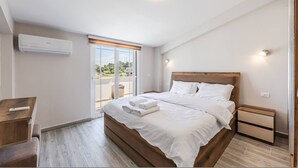 House - Rooftop Apartment With Private Pool (Golem)