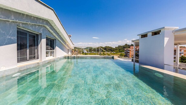 House - Rooftop Apartment With Private Pool (Golem)