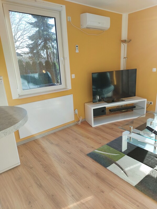 Interior - Small but nice, for relaxing. WWW like forest, water, meadow. (Grünheide (Mark))