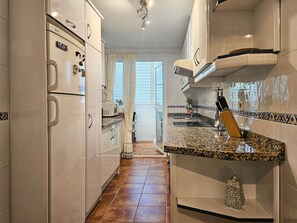 Kühlschrank, Mikrowelle, Ofen, Geschirrspüler