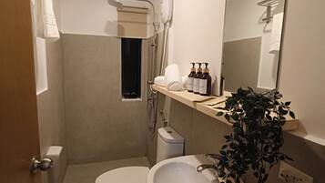 Bidet, toallas, jabón, papel de baño