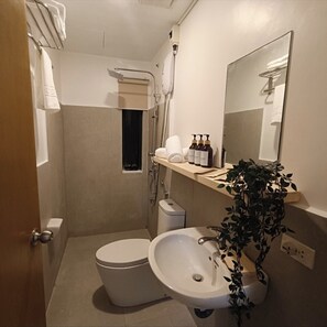 Een bidet, handdoeken, zeep, toiletpapier