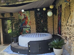 Outdoor spa tub