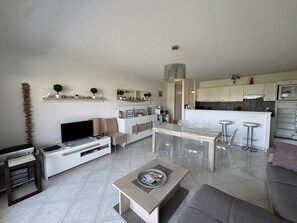 TV - Apartment with large terrace and garage in Cavalaire-sur-Mer (Cavalaire-sur-Mer)