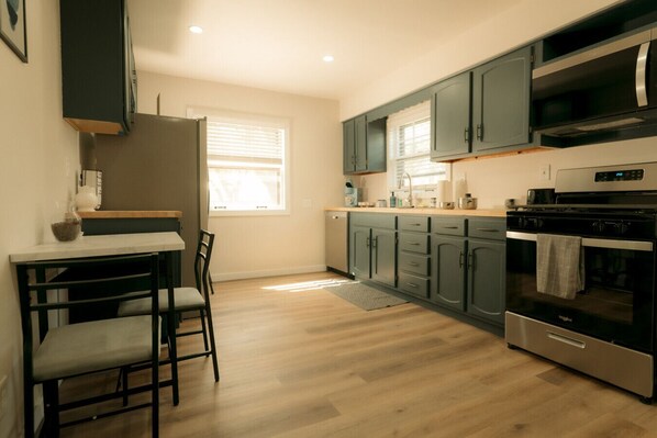 Jääkaappi, mikroaaltouuni, uuni, liesi