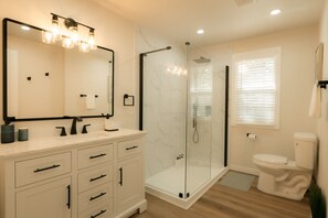 Hiustenkuivaaja, pyyhkeet, vessapaperi