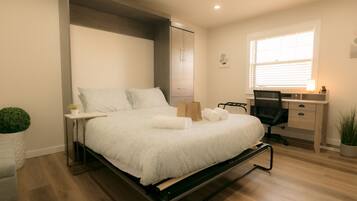 3 bedrooms, desk, iron/ironing board, free WiFi