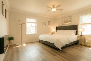 3 quartos, escrivaninha, ferros/tábuas de passar roupa