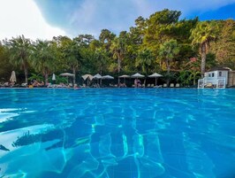 Una piscina cubierta, 2 piscinas al aire libre