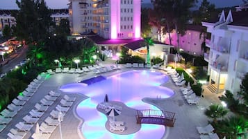 Indoor pool, 2 outdoor pools