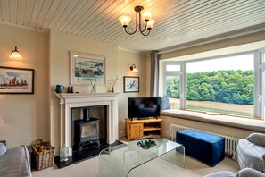 House | Living room - Stunning Waterfront Retreat With Hot Tub, No Deposit (Truro)