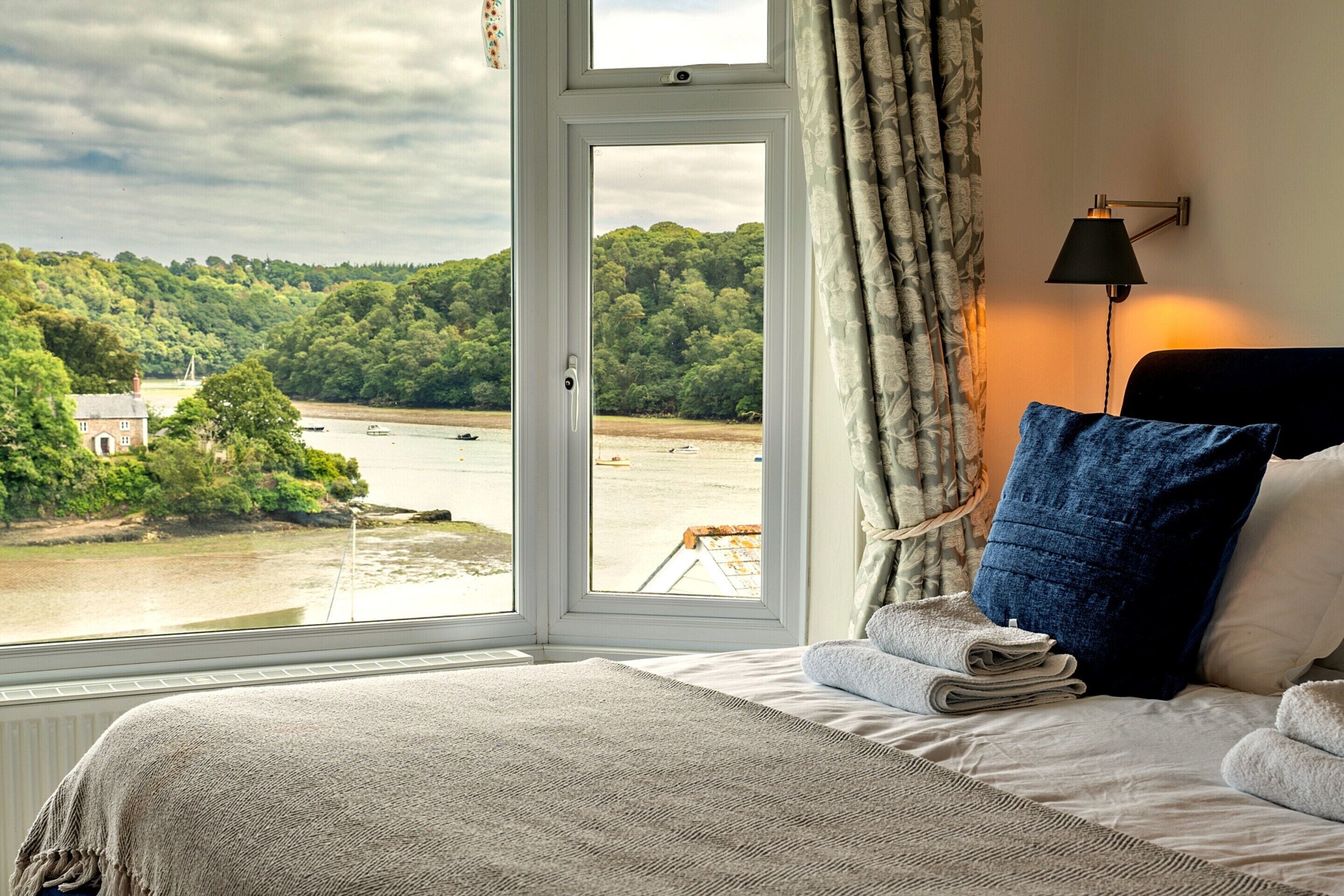 3 عدّة غرف نوم ومكواة/لوح كي