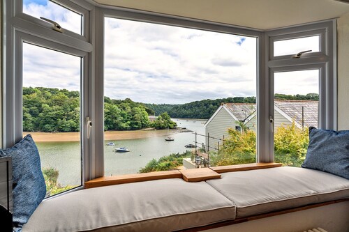 Stunning Waterfront Retreat With Hot Tub, No Deposit