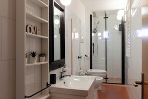 Shower, hair dryer, bidet, towels