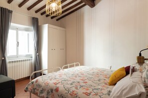 1 bedroom, iron/ironing board, travel cot, free WiFi