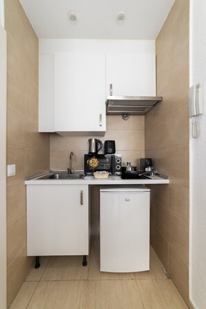 冷蔵庫、電子レンジ、コーヒー / ティーメーカー、電気ポット