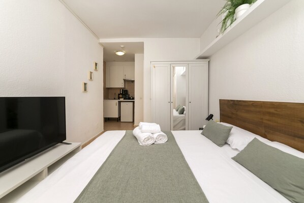 Iron/ironing board, free WiFi, bed sheets