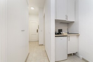 Fridge, microwave, stovetop, coffee/tea maker - Classy IV - Ferga Suites (Madrid)