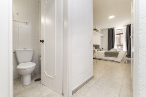 Douche, sèche-cheveux, serviettes fournies