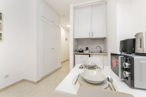 Fridge, microwave, stovetop, coffee/tea maker - Classy IV - Ferga Suites (Madrid)