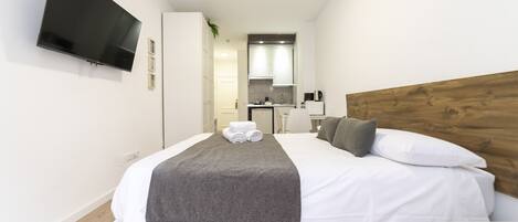 Iron/ironing board, free WiFi, bed sheets