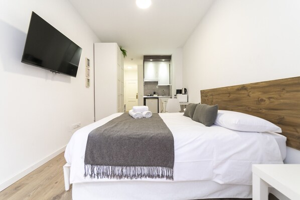 Iron/ironing board, free WiFi, bed sheets