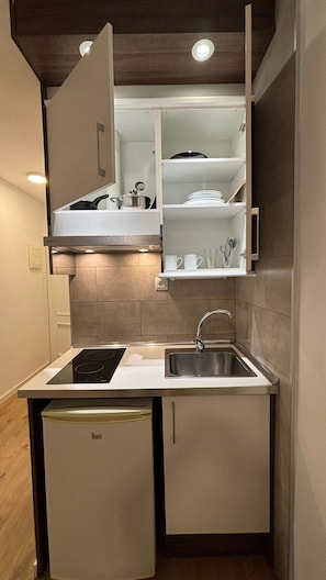 Réfrigérateur, micro-ondes, plaque de cuisson, cafetière/bouilloire