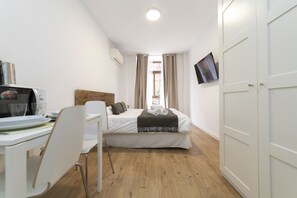 Iron/ironing board, free WiFi, bed sheets