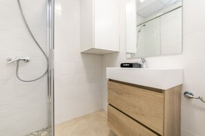 Dusche, Haartrockner, Handtücher