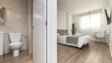 Tabla de planchar con plancha, wifi gratis y ropa de cama