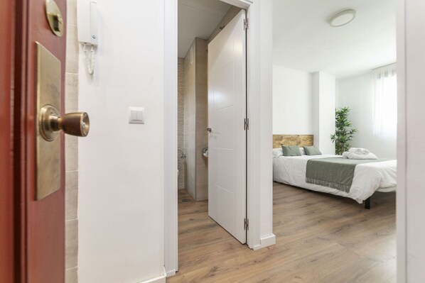 Iron/ironing board, free WiFi, bed sheets