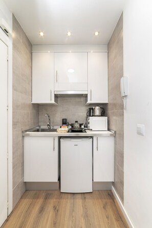 Kylskåp, mikrovågsugn, spishäll och kaffe- och tebryggare