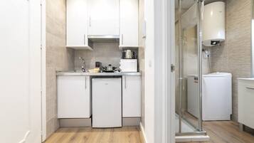 Refrigerador, microondas, parrilla de estufa y cafetera y tetera