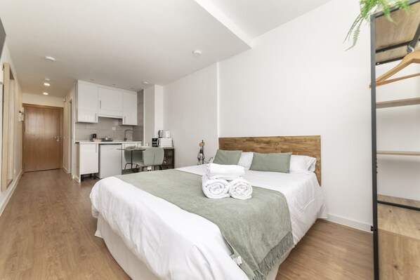 Iron/ironing board, free WiFi, bed sheets