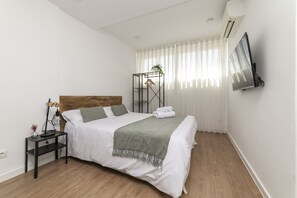 Tabla de planchar con plancha, wifi gratis y ropa de cama 