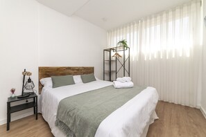 Tabla de planchar con plancha, wifi gratis y ropa de cama 