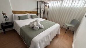 Tabla de planchar con plancha, wifi gratis y ropa de cama 