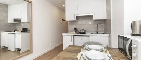 Réfrigérateur, micro-ondes, plaque de cuisson, cafetière/bouilloire