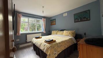 3 bedrooms, desk, iron/ironing board, travel crib