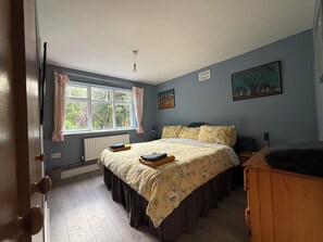 3 habitaciones, escritorio y tabla de planchar con plancha 