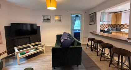 The River Lodge. Cottage on river-fronted estate 10 mins from Limerick City