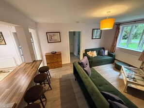 Chimenea y monitor de computadora