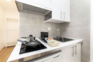 Fridge, microwave, stovetop, coffee/tea maker